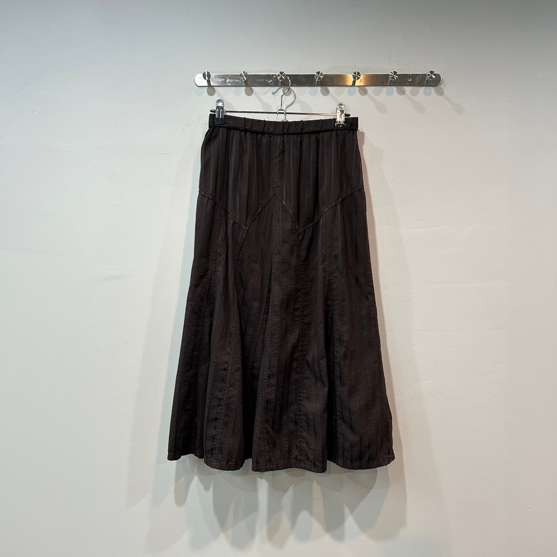 딥브라운 스트라이프 미디 스커트 상품이미지4