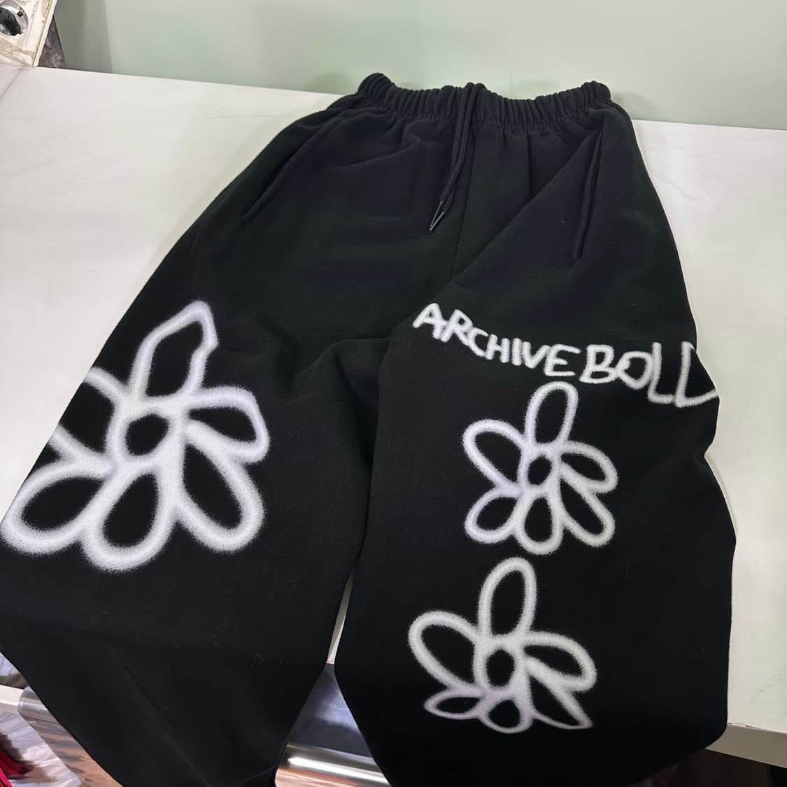 S-M 아카이브볼드 루즈핏 플라워 페인팅로고 밑단스트링 스웻팬츠 상품이미지1