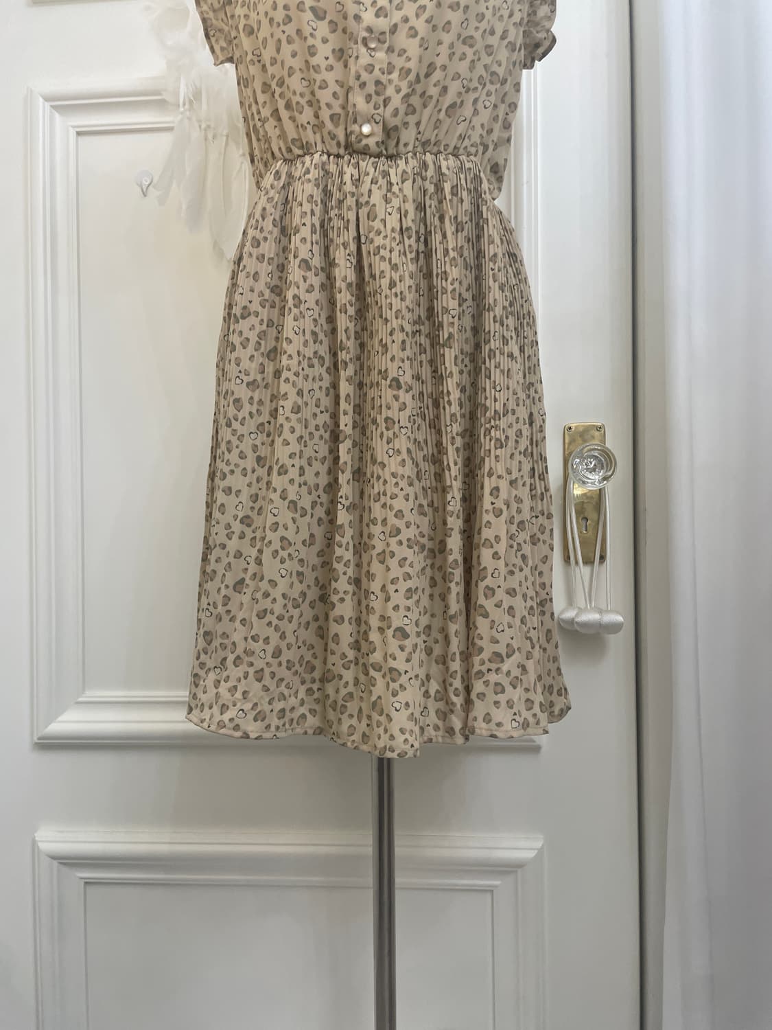 beige heart leopard pleats ruffle opc 상품이미지8