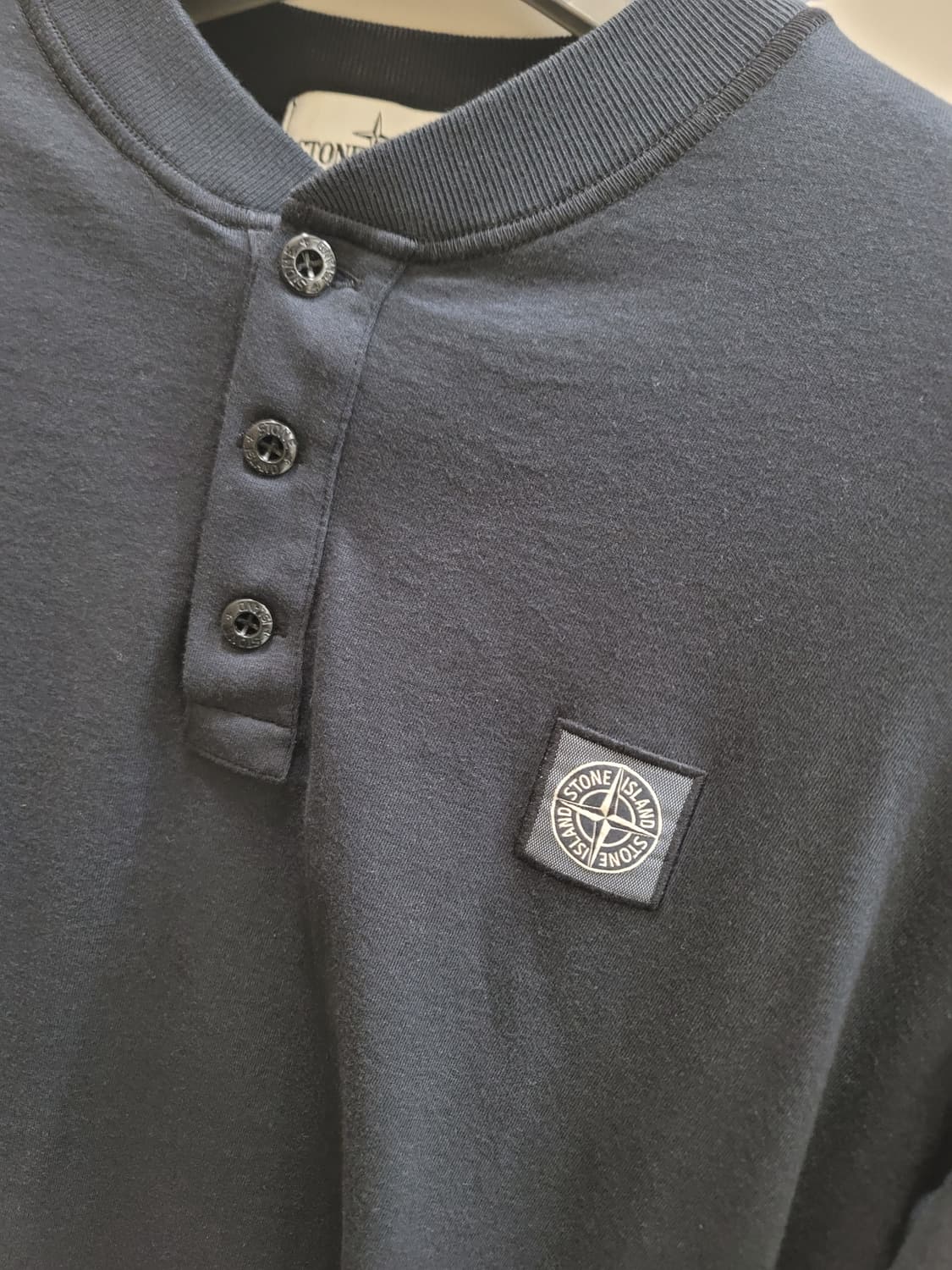 스톤아일랜드 블랙 긴팔 헨리넥 티셔츠 상품이미지2