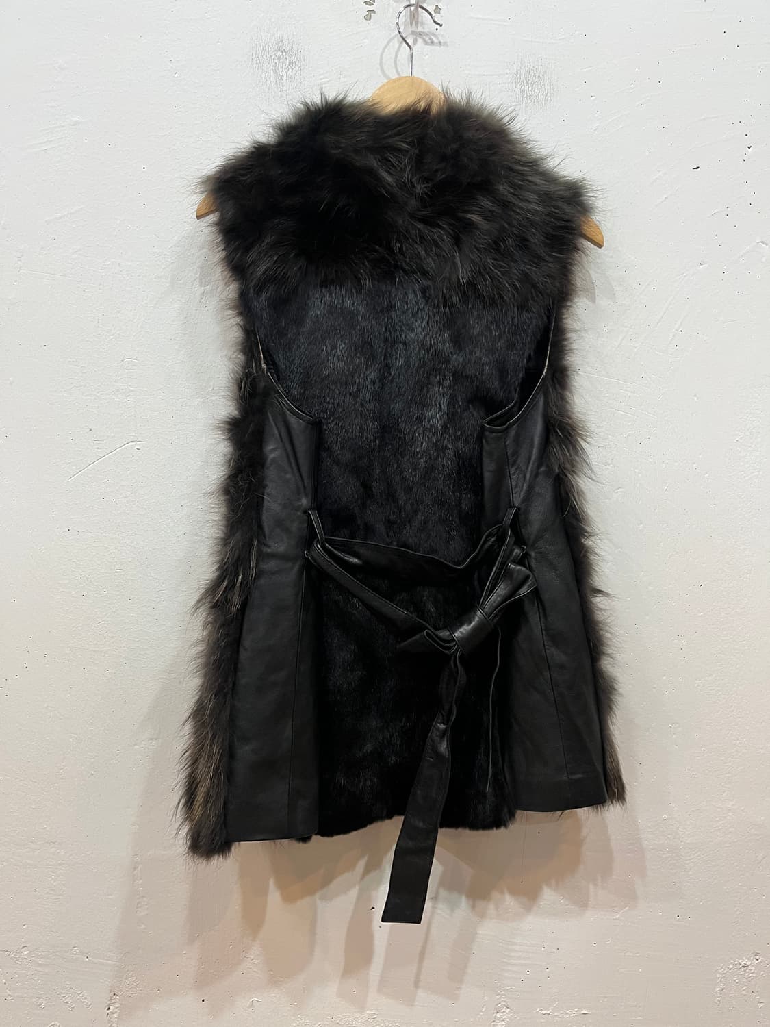 라쿤퍼 양가죽 벨티드 베스트 조끼  상품이미지2