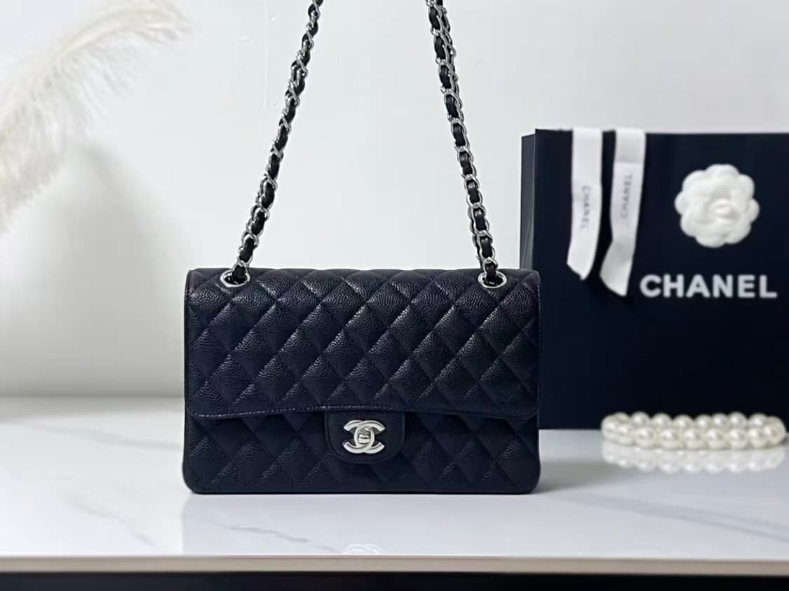 샤넬 클래식 미디움 플랩백 그레인드 카프스킨 & 실버 메탈 블랙 상품이미지3