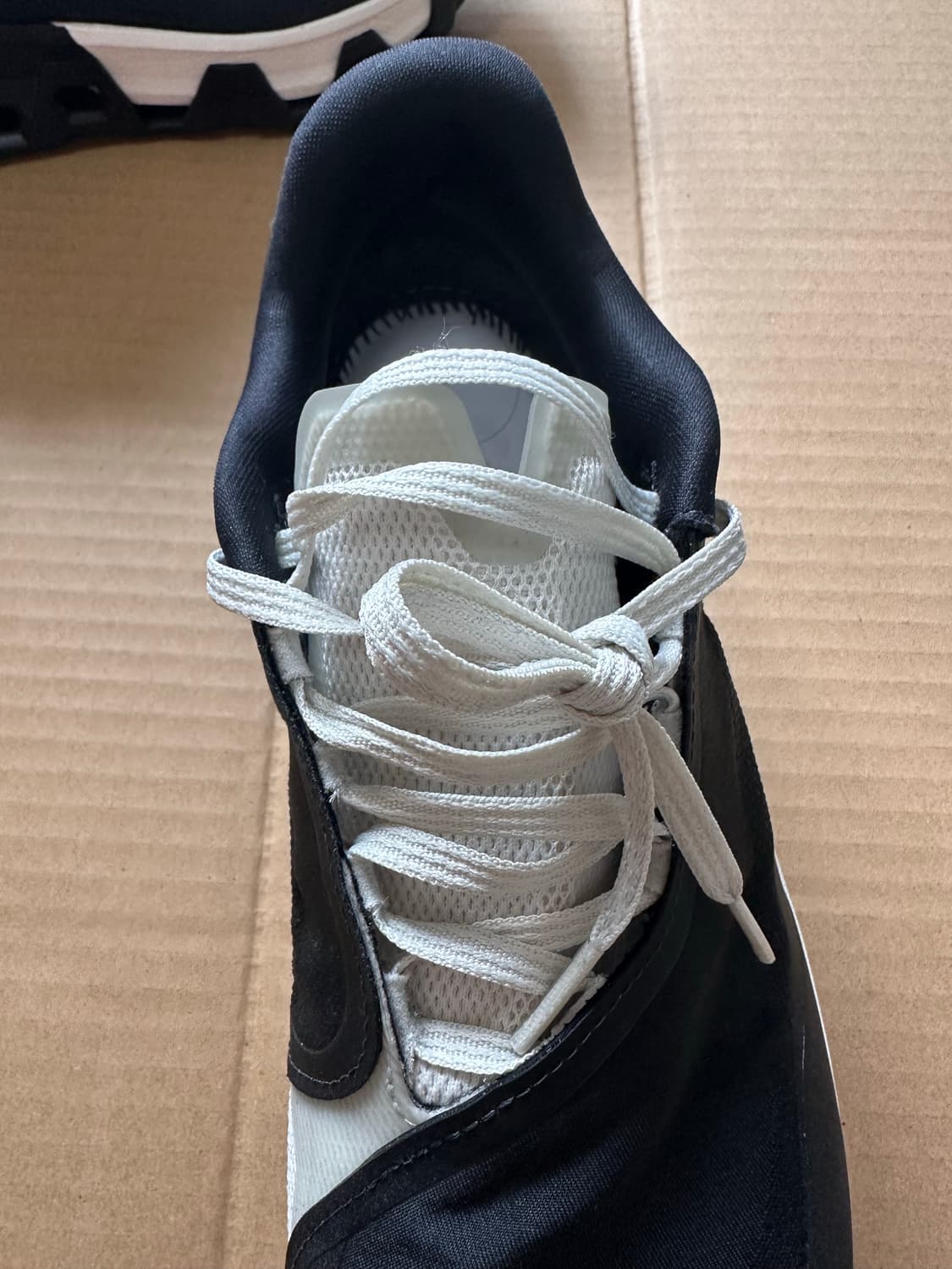 온 러닝 x 파프 클라우드몬스터 범고래 270 상품이미지8