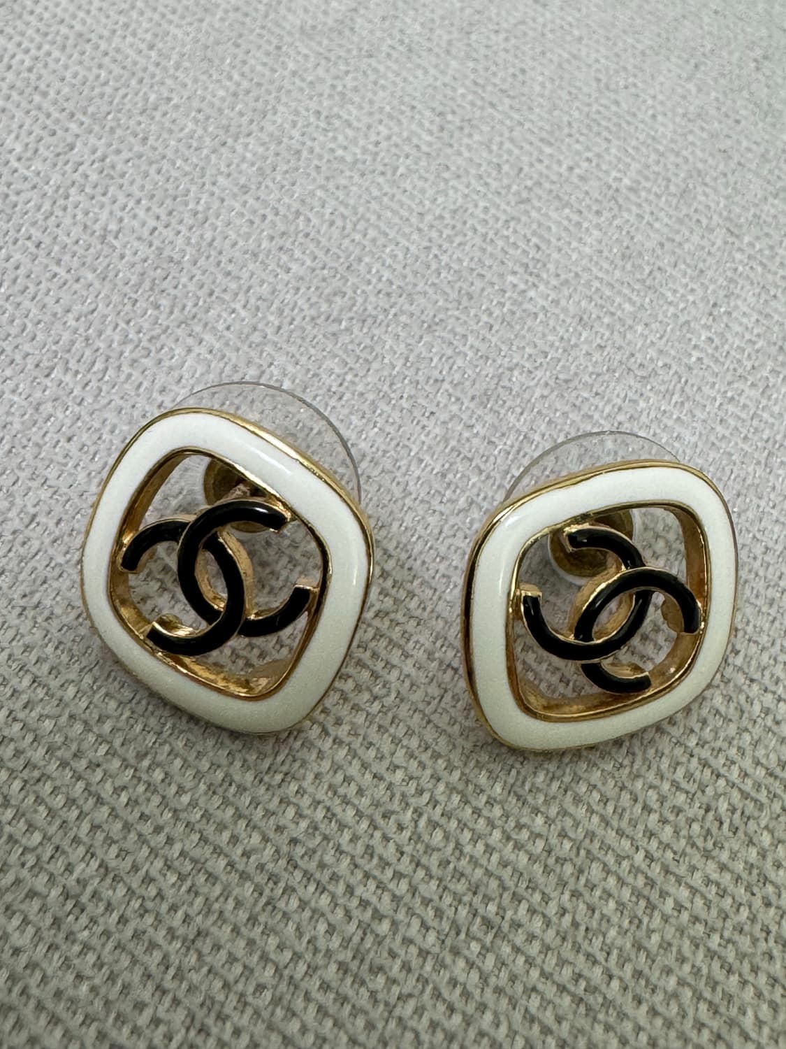 샤넬 cc 로고 에나멜 귀걸이 상품이미지1