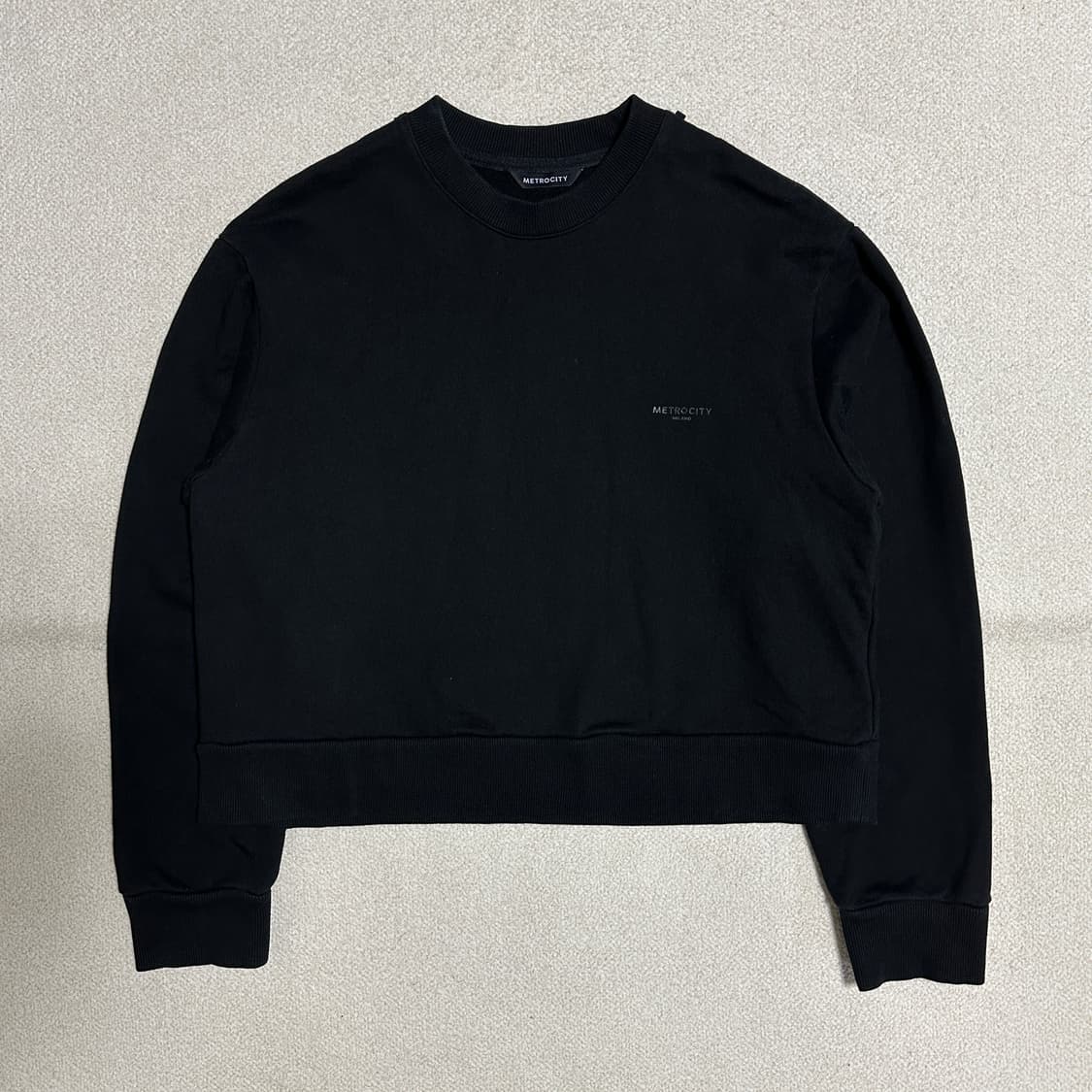 메트로시티 체인 목걸이 포인트 크롭 스웨트셔츠 상품이미지2