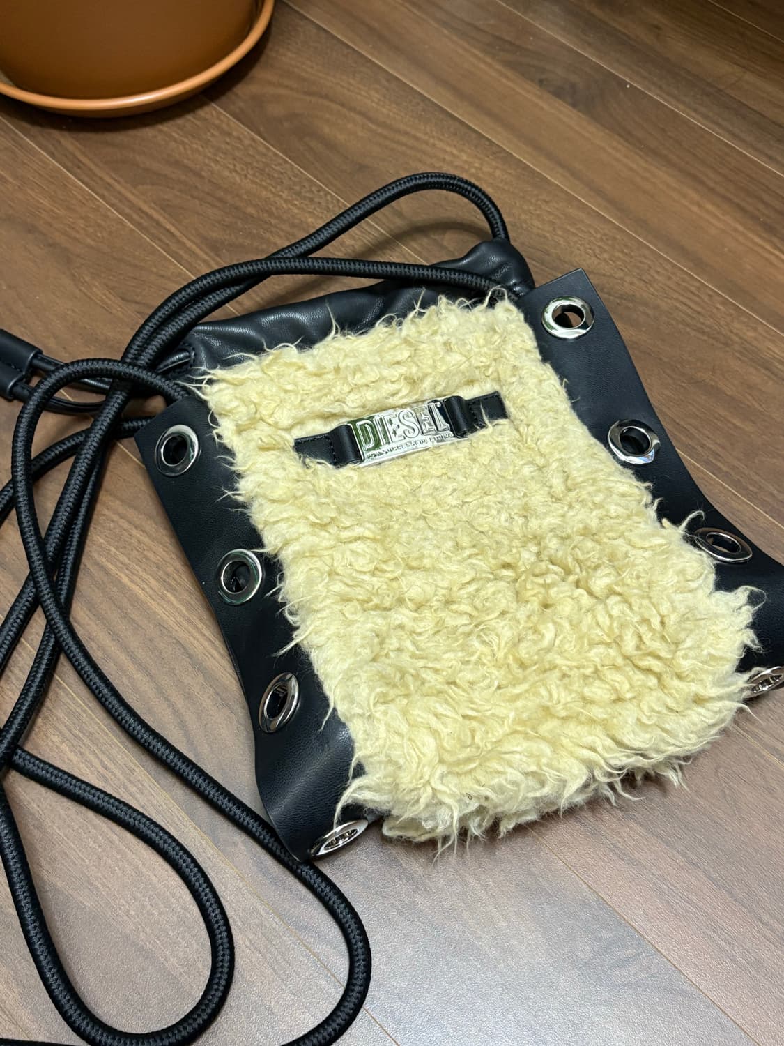 디젤 블랙 퍼 크로스백 가방 상품이미지3