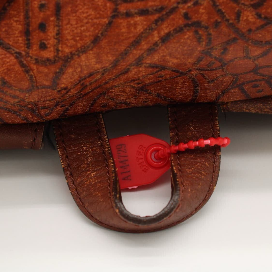 비비안 웨스트우드 로고 패턴 엠보싱 가죽 백팩 상품이미지6