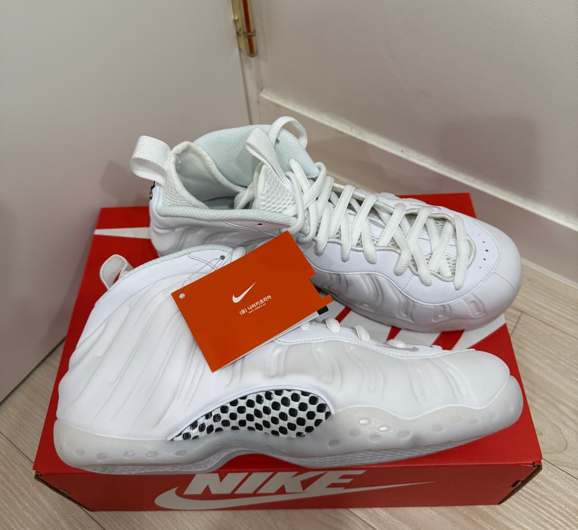 (260/US8)(새상품)나이키 스니커즈 에어 폼포짓 원 트리플 화이트 상품이미지1