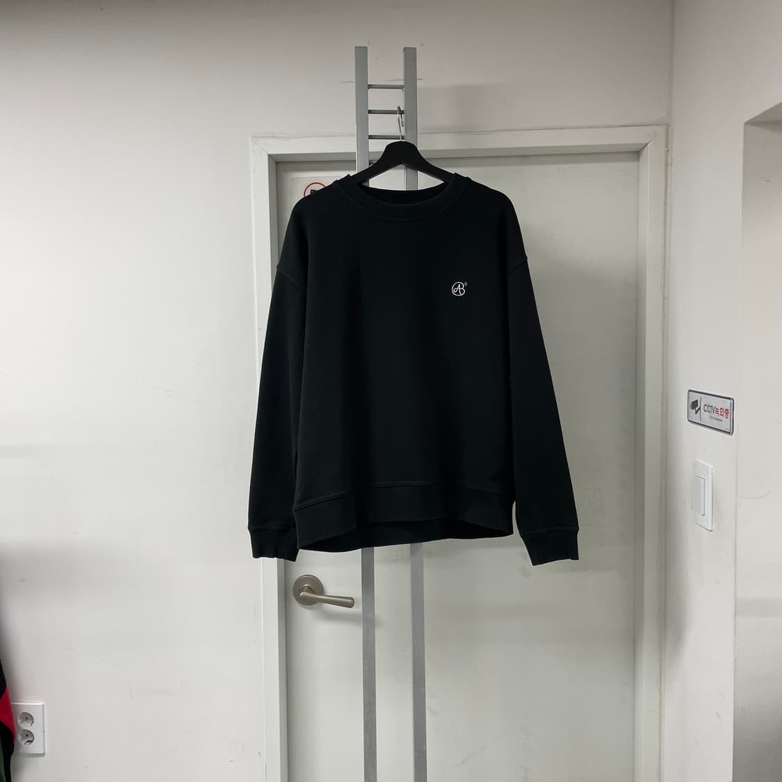 앤더슨벨 블랙 맨투맨 L 상품이미지1