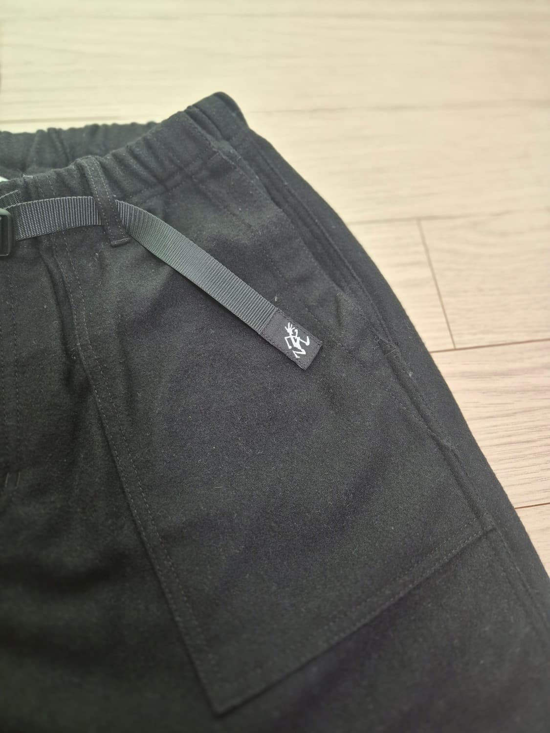 그라미치 루즈테이퍼드 울블렌드 팬츠 블랙 상품이미지2