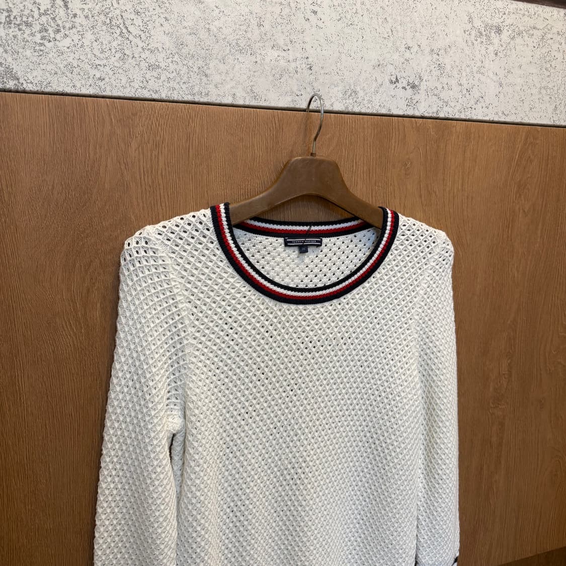 타미힐피거 라운드넥 메쉬 니트 라인 배색 디테일 아이보리 상품이미지3