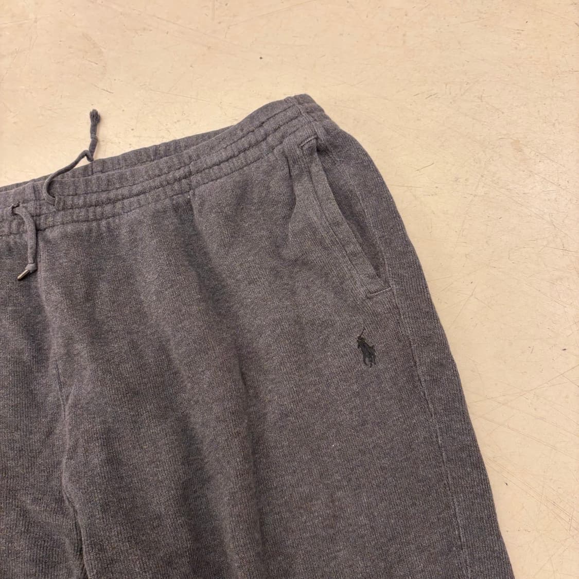 폴로 랄프로렌 차콜 포니 트레이닝 팬츠 상품이미지2