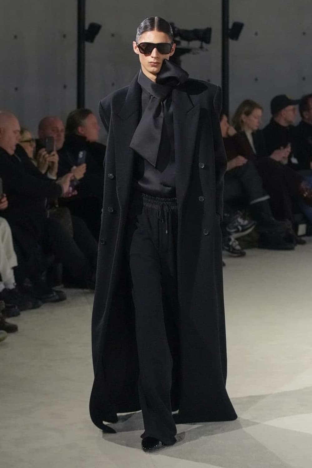 [투어스 착용] 생로랑 23AW 보우 타이 셔츠 상품이미지2