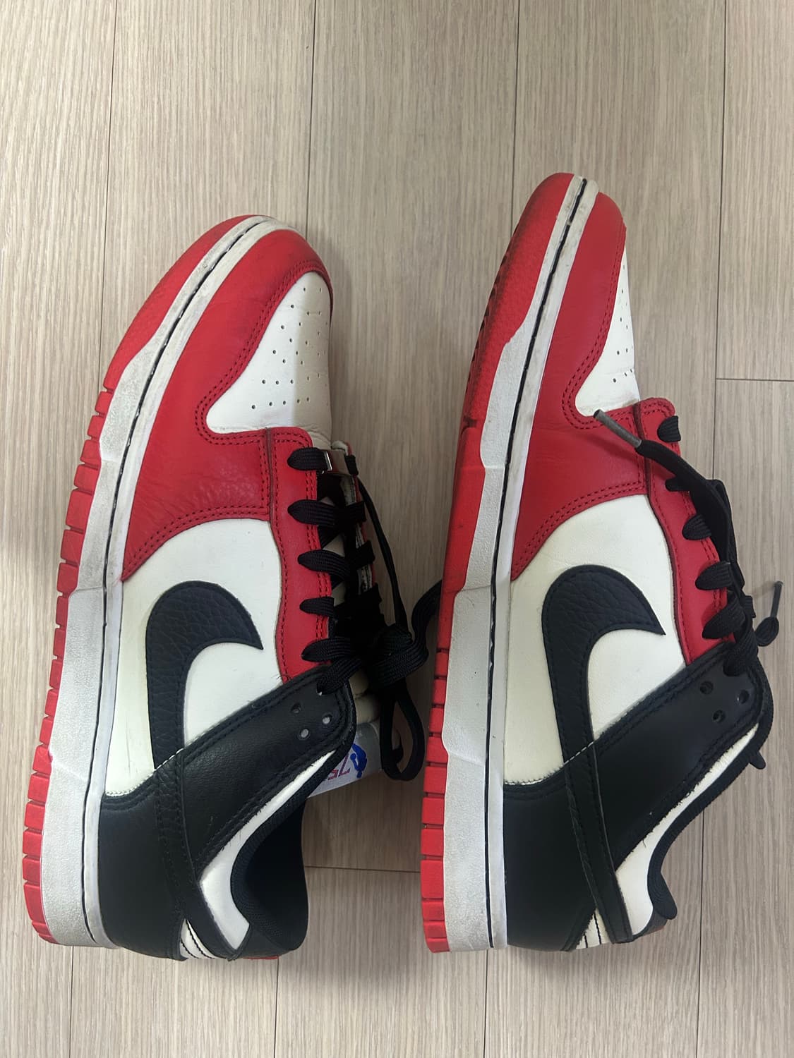 나이키 x NBA 덩크 로우 레트로 EMB 블랙 앤 칠리 레드 상품이미지3