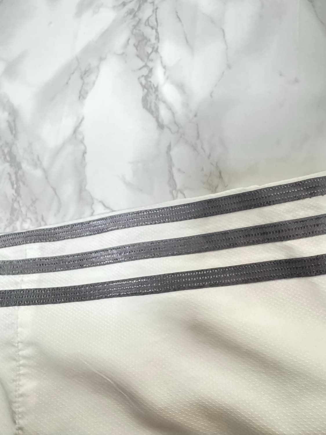 아디다스 화이트x실버 스티치 바람막이 자켓 상품이미지4