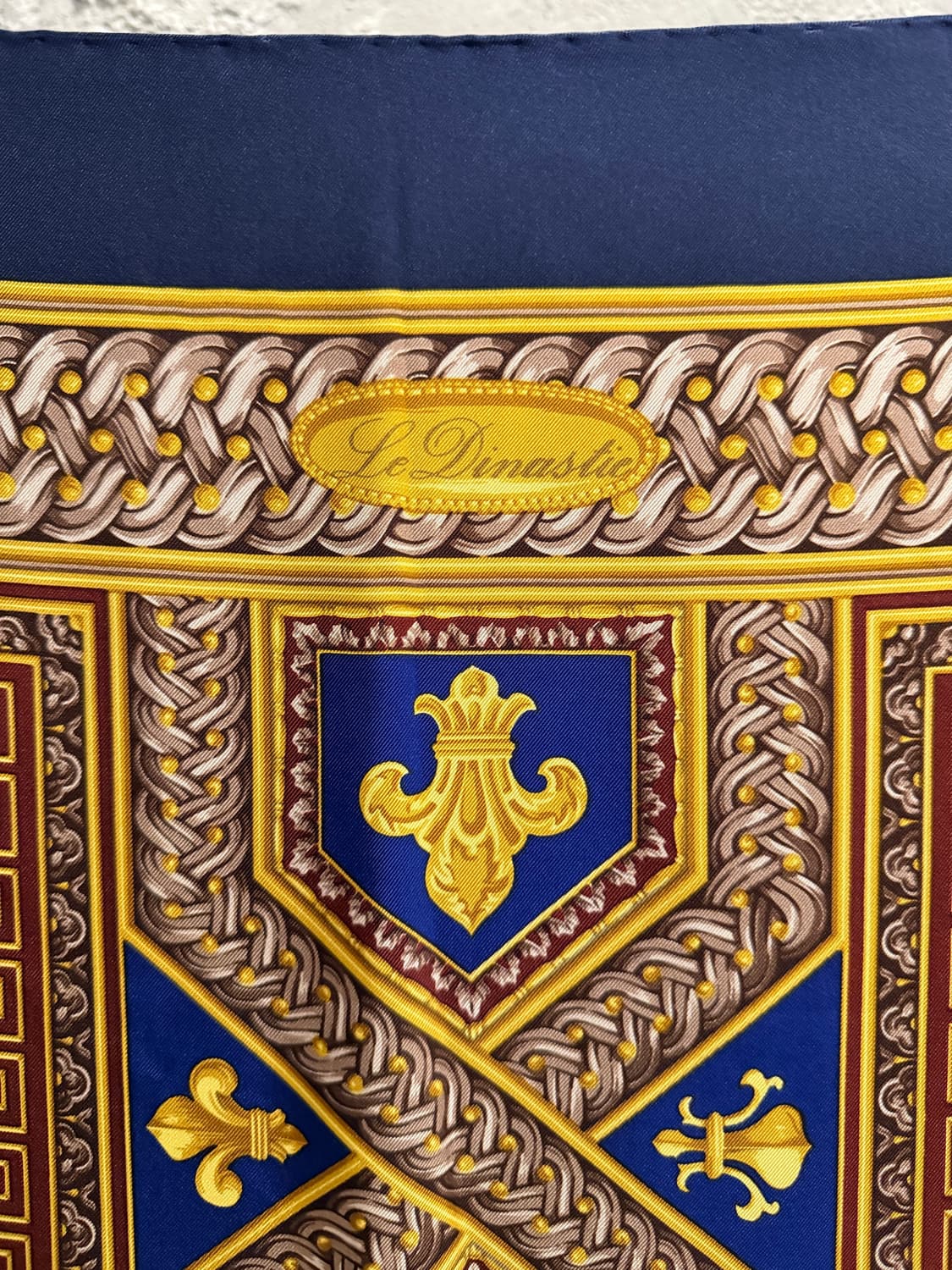 잔프랑코 로티 피렌체 실크 스카프 헤럴딕 메달리온 네이비 상품이미지6