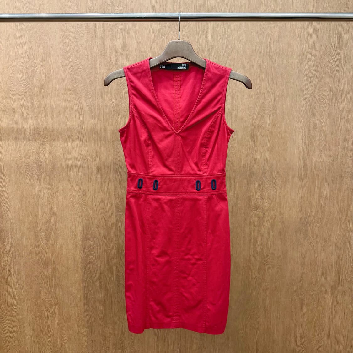 러브 모스키노 브이넥 슬리브리스 원피스 네이비 아일렛 장식 디테일 레드 상품이미지2