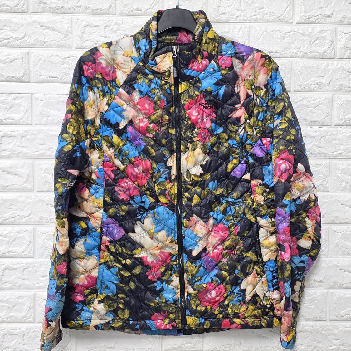 택포) 노스페이스 여성 꽃무늬 경량 패딩 L 상품이미지1