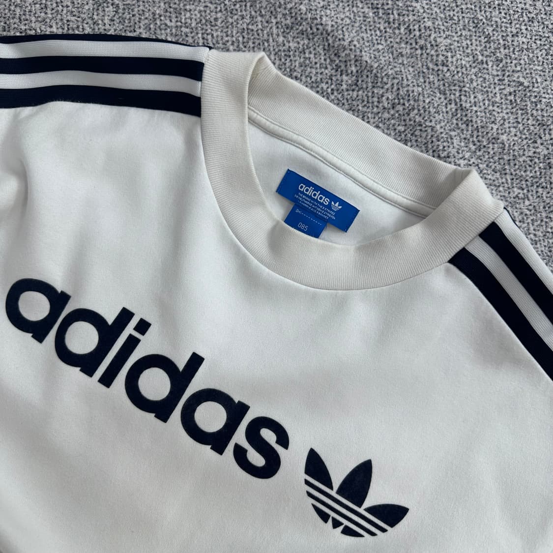 아디다스(Adidas) 벨벳로고 맨투맨 상품이미지3