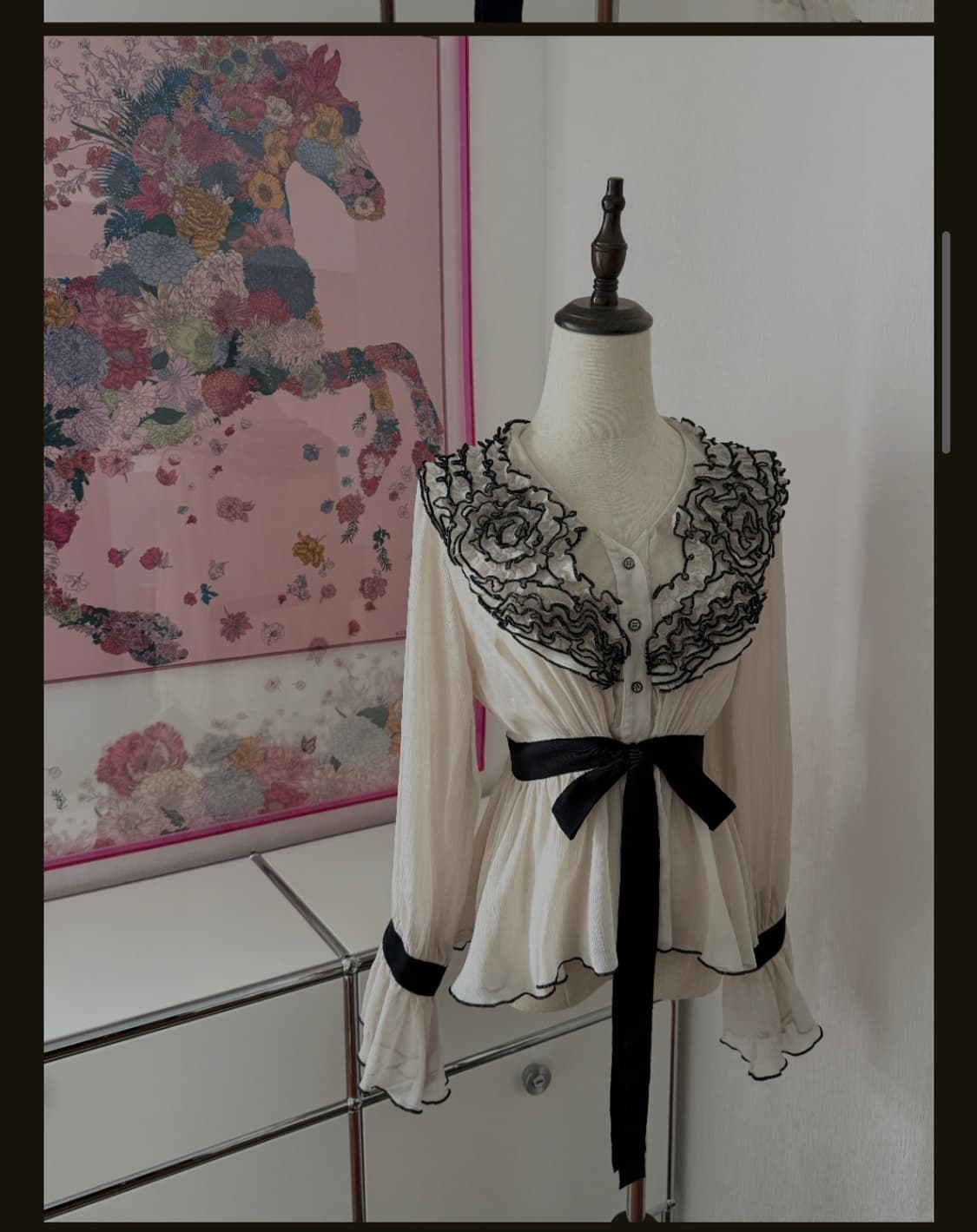 뉴포트뉴스 러플 로즈 자수 페플럼 블라우스 상품이미지4