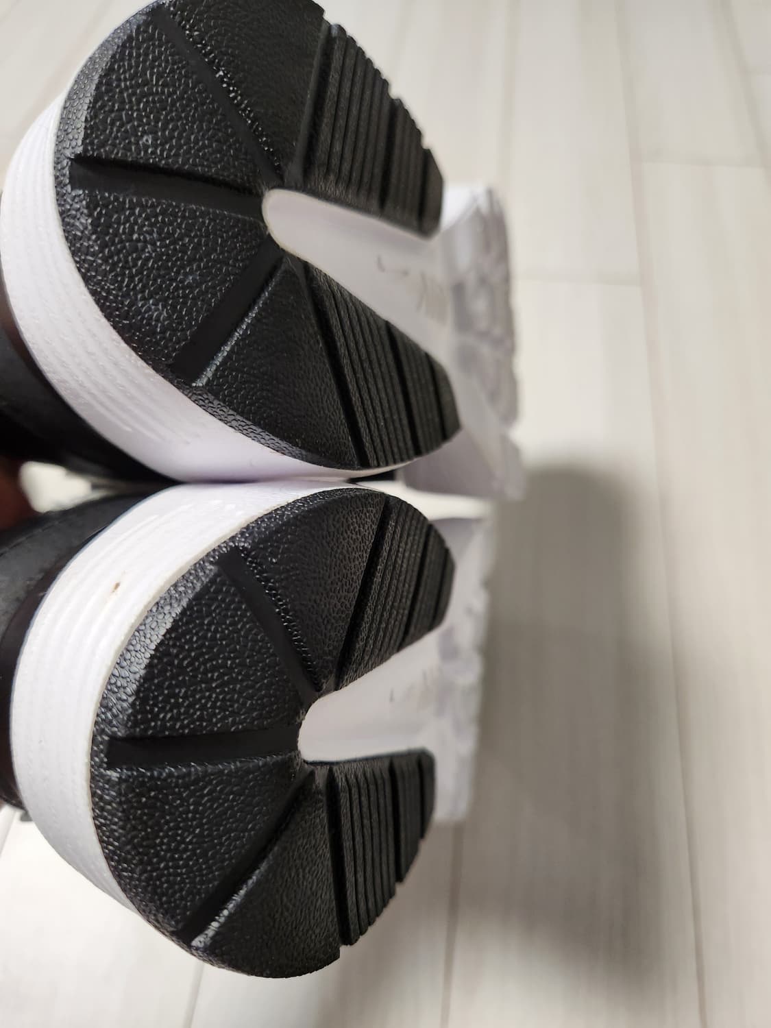 나이키 운동화 우먼스 에어맥스 퓨전 사이즈235

바닥 오염만 있고 새거 상품이미지9