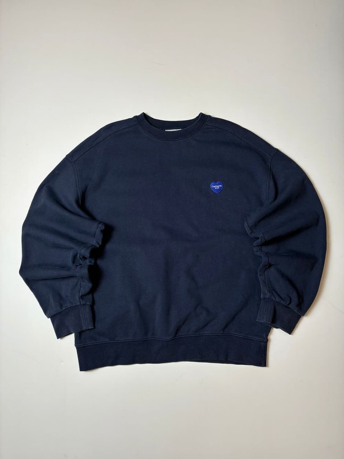 칼하트 wip 하트 패치 크루넥 맨투맨 PN8257 상품이미지1
