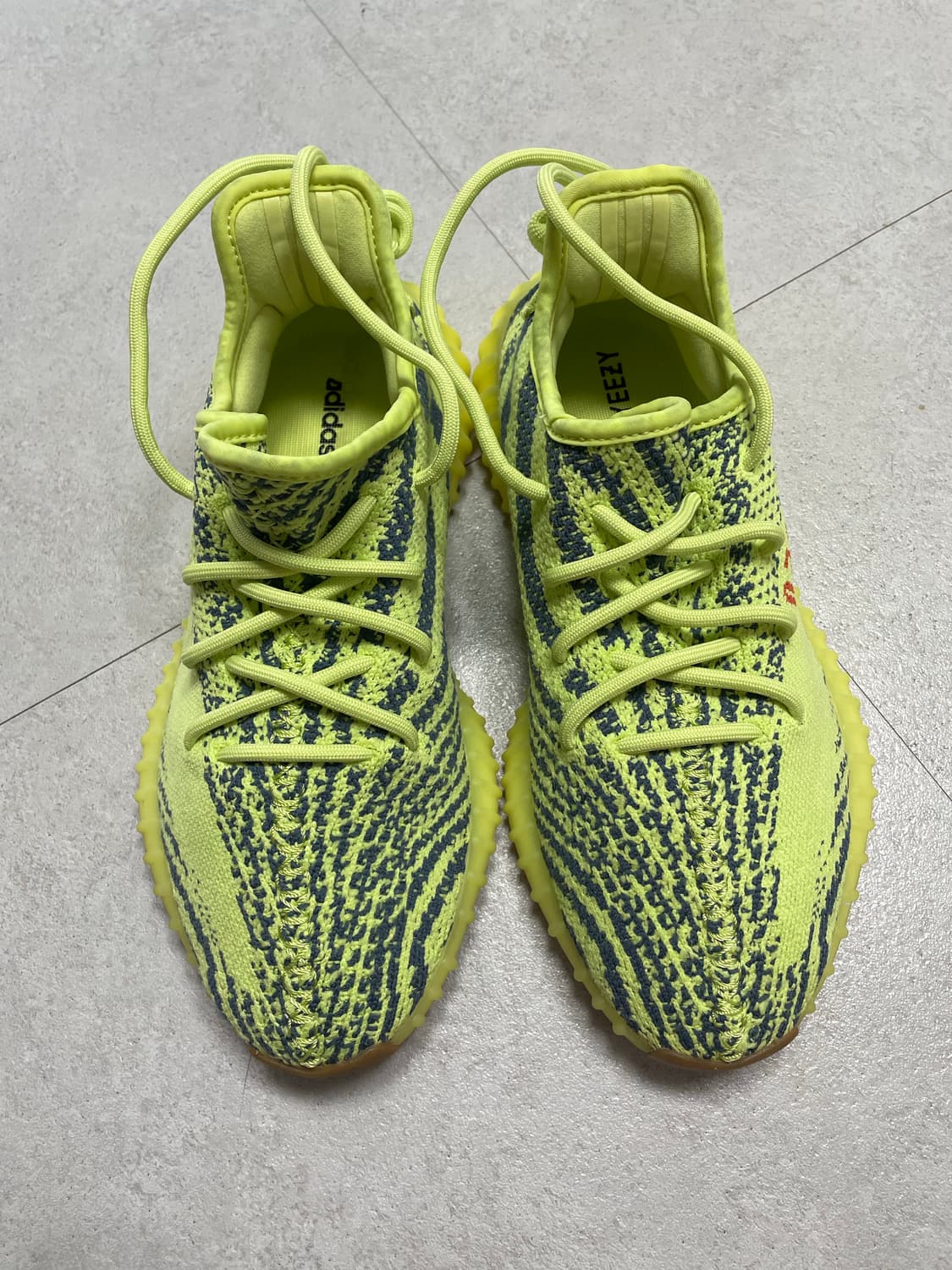 이지 부스트350v2 프로즌 엘로우 상품이미지1