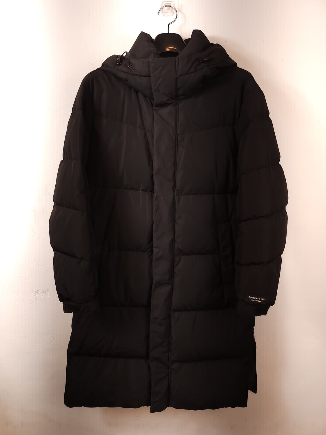 GUESS 롱다운후드패딩 블랙 100 L 상품이미지1