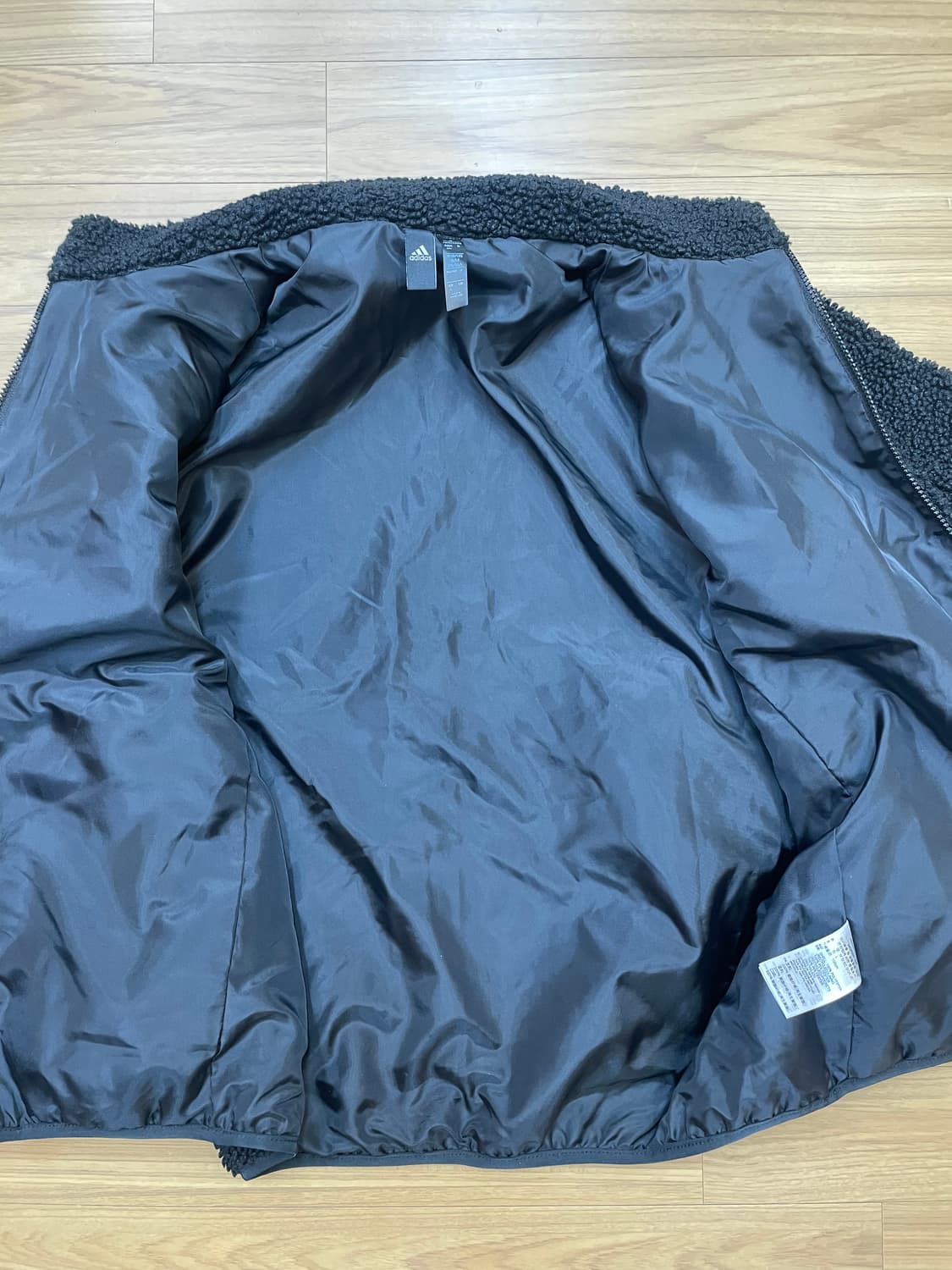 아디다스 뽀글이 플리스 집업 L 사이즈입니다. 색상은 블랙으로 무난하게  상품이미지5