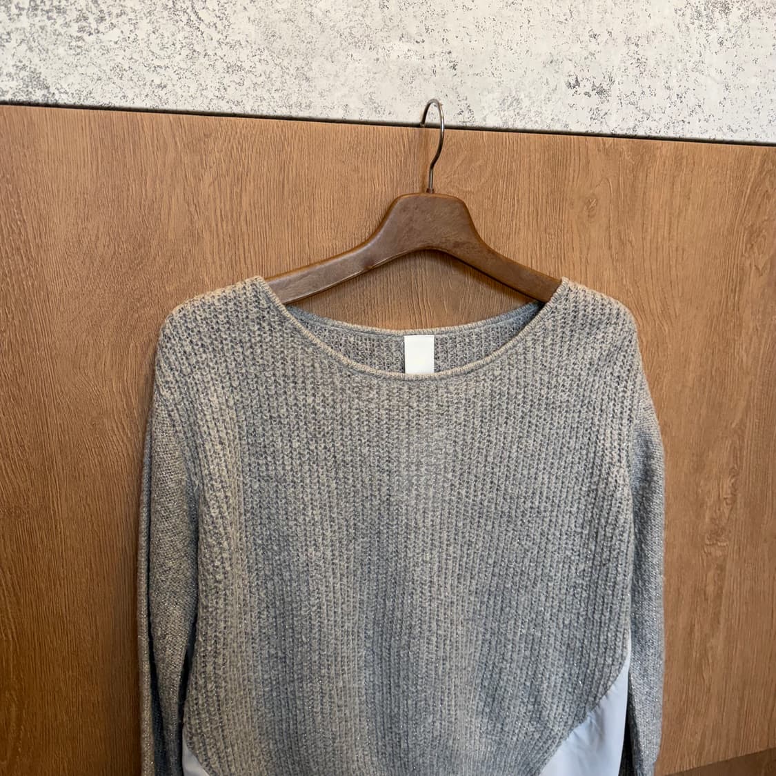 하레 라운드넥 긴팔 니트 백 쉬폰 배색 디테일 루즈핏 그레이 상품이미지3