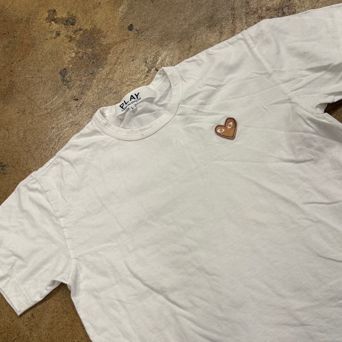 꼼데가르송 화이트 로즈골드 하트 와펜 반팔 티 상품이미지1