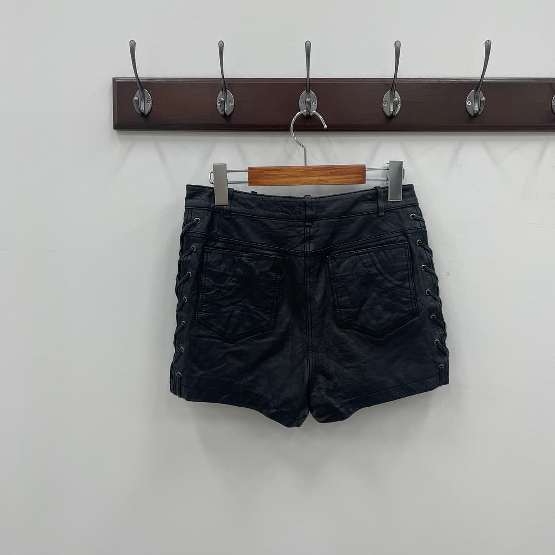 풀 램스킨 사이드 레이스업 숏 팬츠 가죽 반바지 상품이미지2