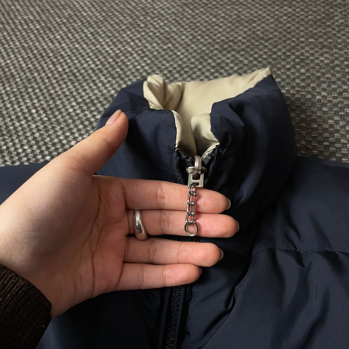 리복 네이비 베이지 리버시블 다운 패딩 상품이미지4