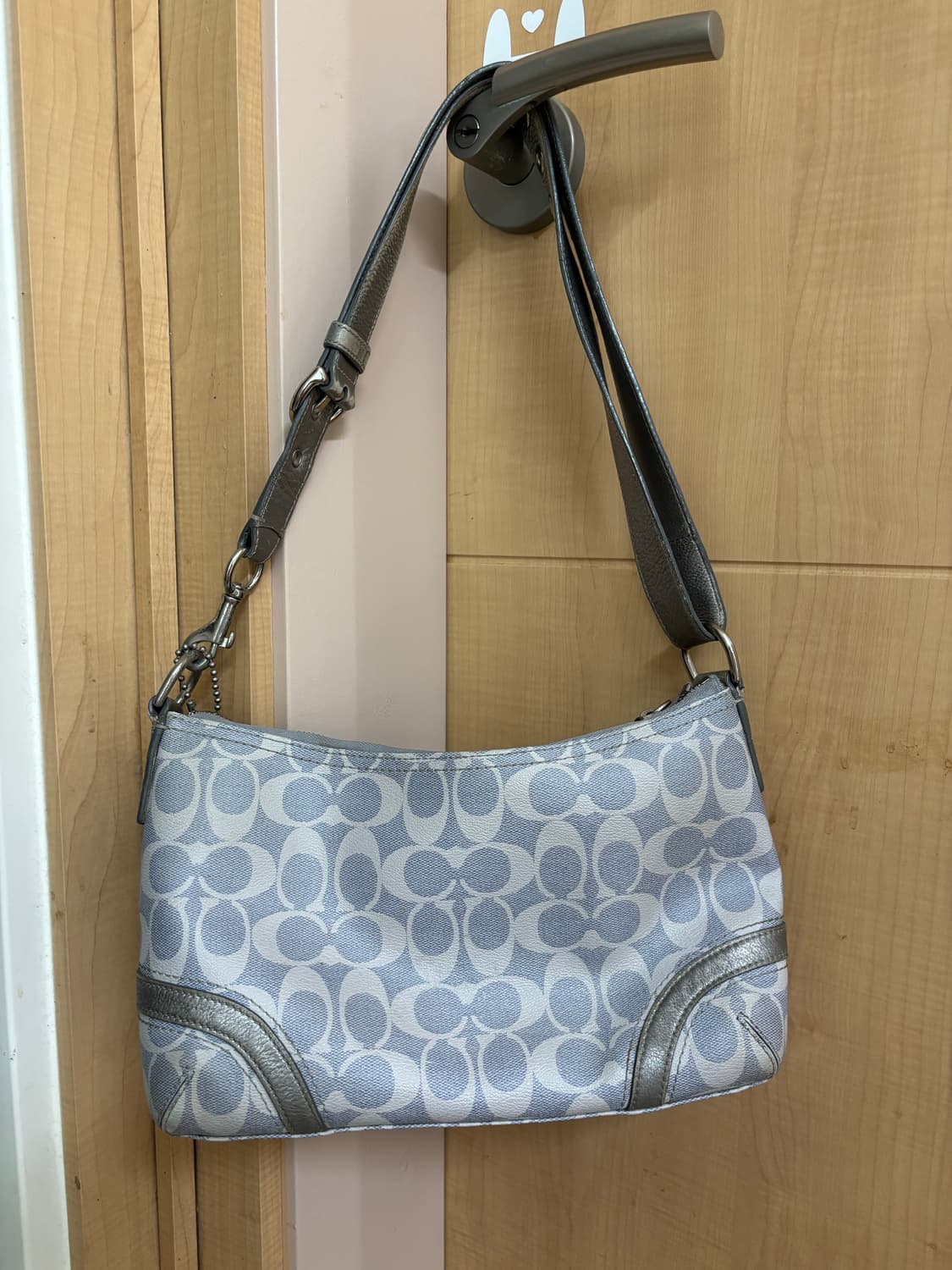 코치 y2k 시그니처 실버 숄더백 상품이미지2