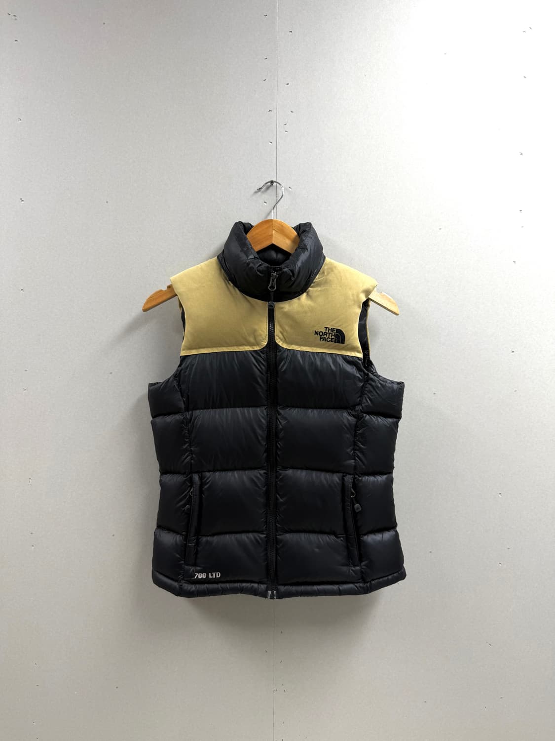 여성 S / 노스페이스 700 LTD 눕시 패딩조끼 블랙/베이지 상품이미지1