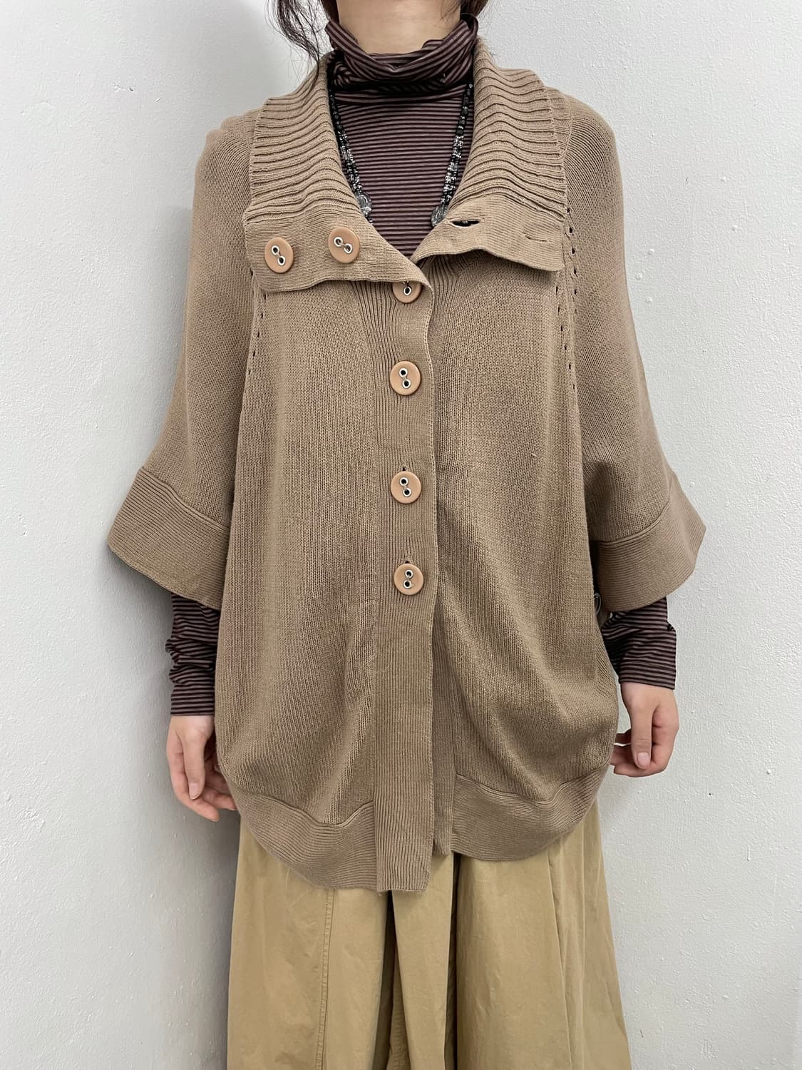 브라운 모리 버튼 케이프 상품이미지1