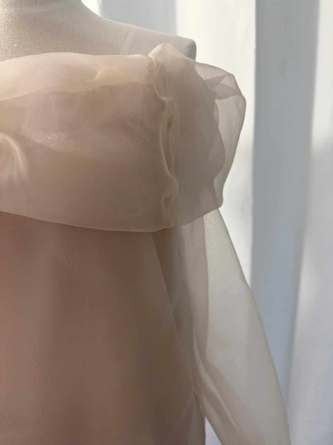 organza 소재 오프숄더 블라우스 상품이미지4