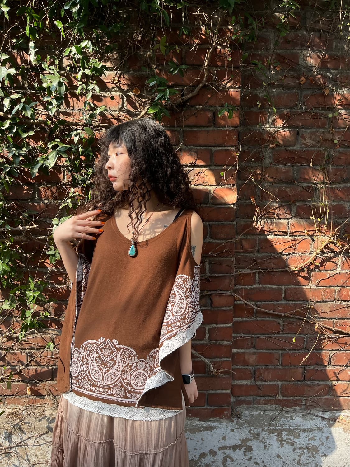 브라운 페이즐리 어깨 트임 탑 상품이미지1