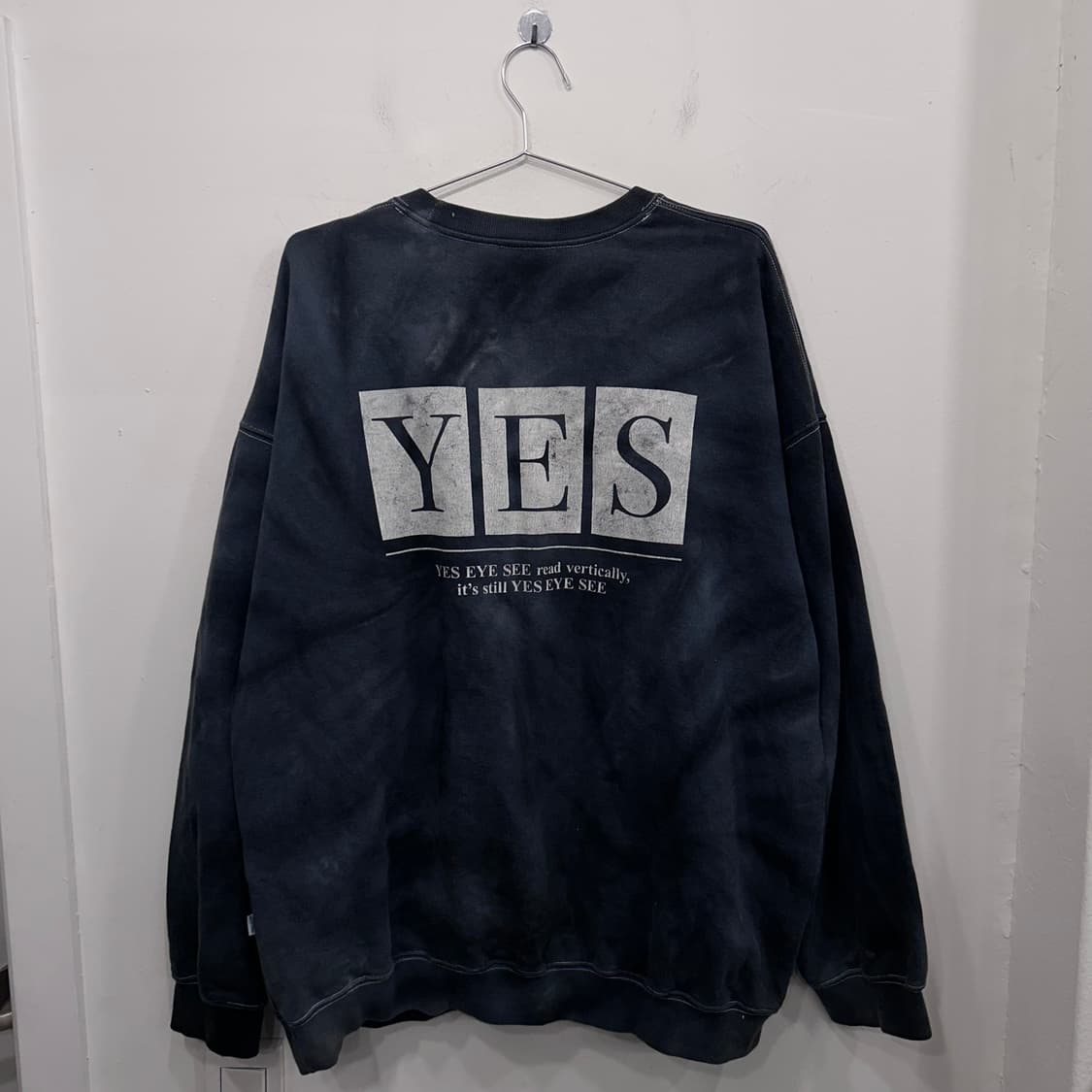 예스아이씨 스몰로고 나염 피그먼트 오버핏 맨투맨 상품이미지5