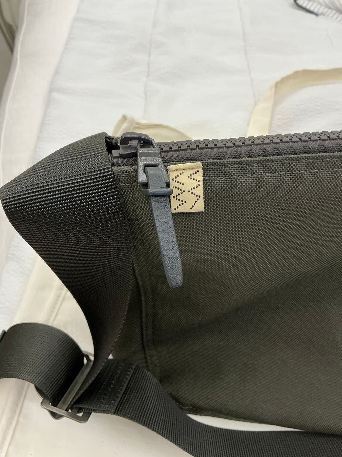 비즈빔 찰리백 m 차콜 상품이미지4