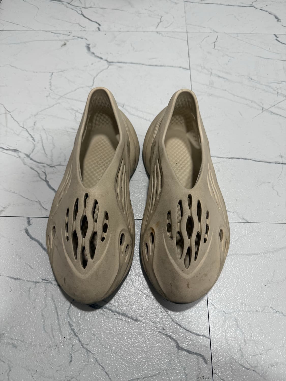 아디다스 이지 폼 러너 샌드 275 상품이미지1