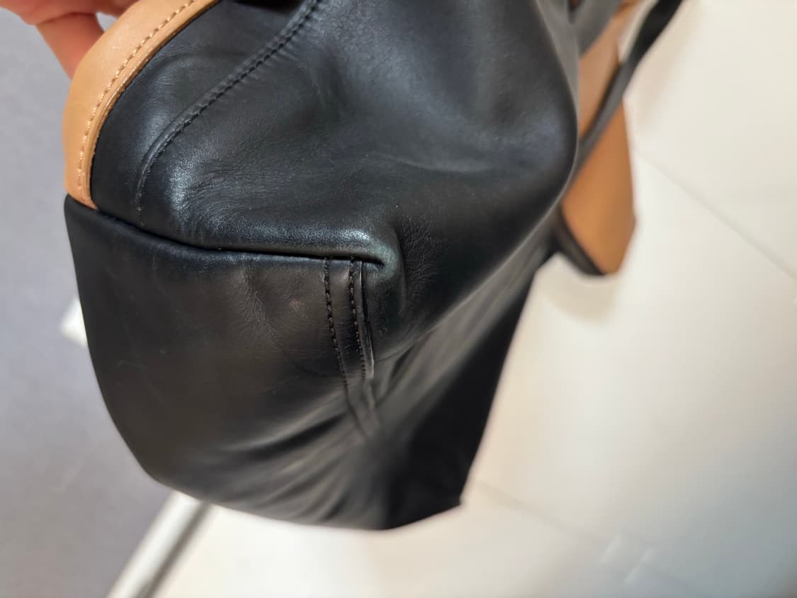 3.1 필립림 레더 아워백 블랙 카멜 상품이미지7