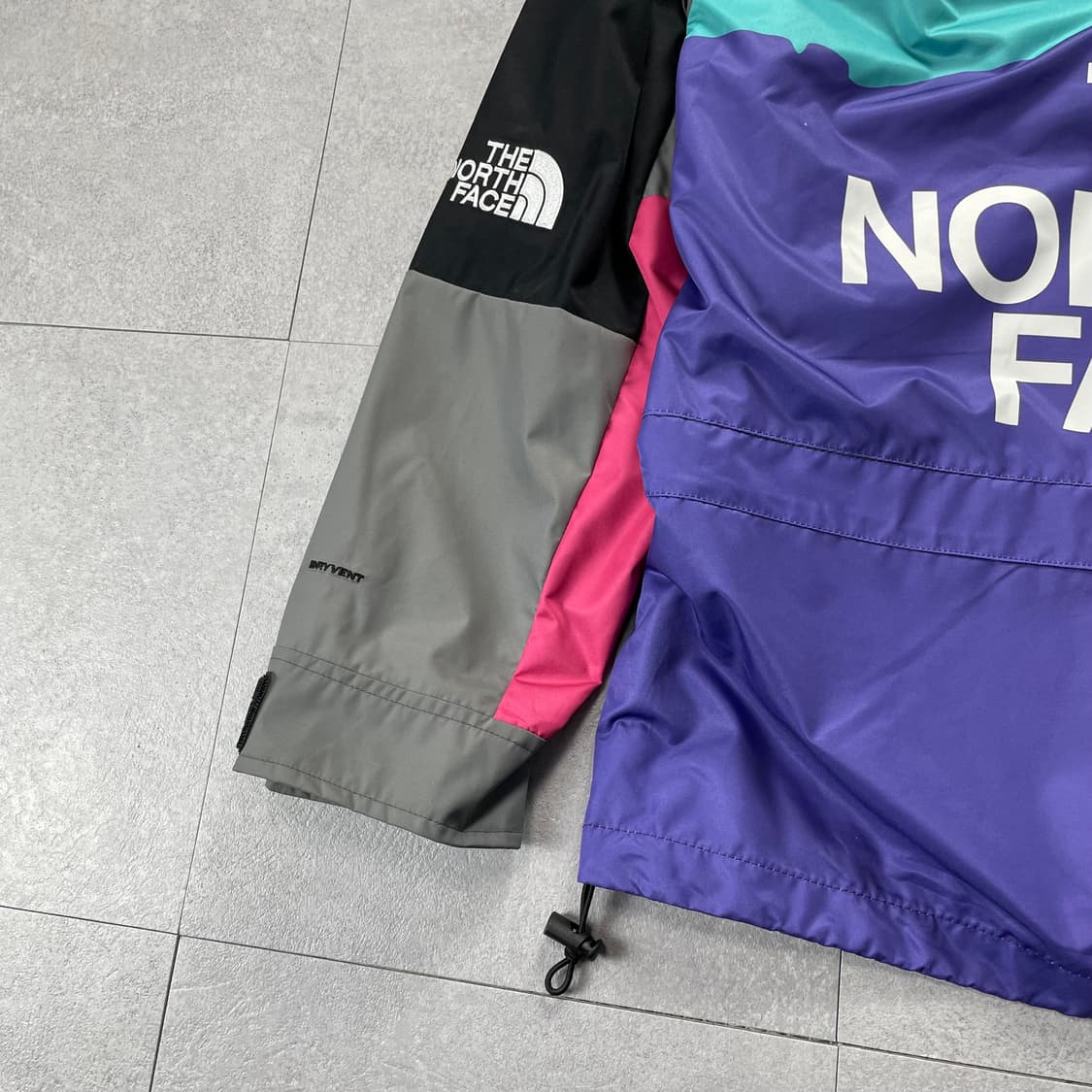 노스페이스 X Invincible 마운틴 자켓 상품이미지3
