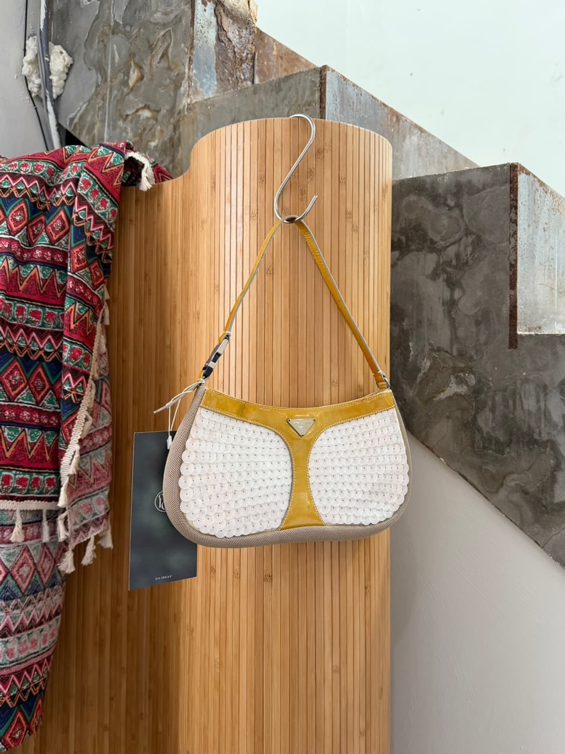 프라다 옐로우 멀티컬러 메시 시퀸 레더 미니숄더백 상품이미지1