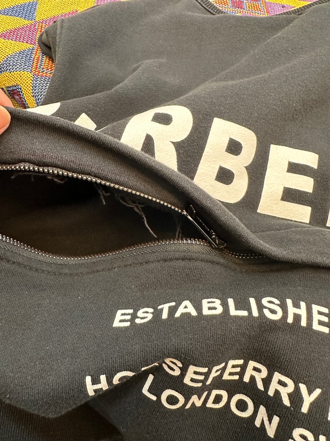 XXL) 버버리 백 프린팅 지퍼 블랙 맨투맨 상품이미지8