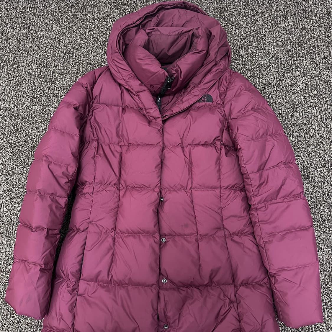 노스페이스 구스다운 여성 롱 패딩 버건디 90(M) 상품이미지2