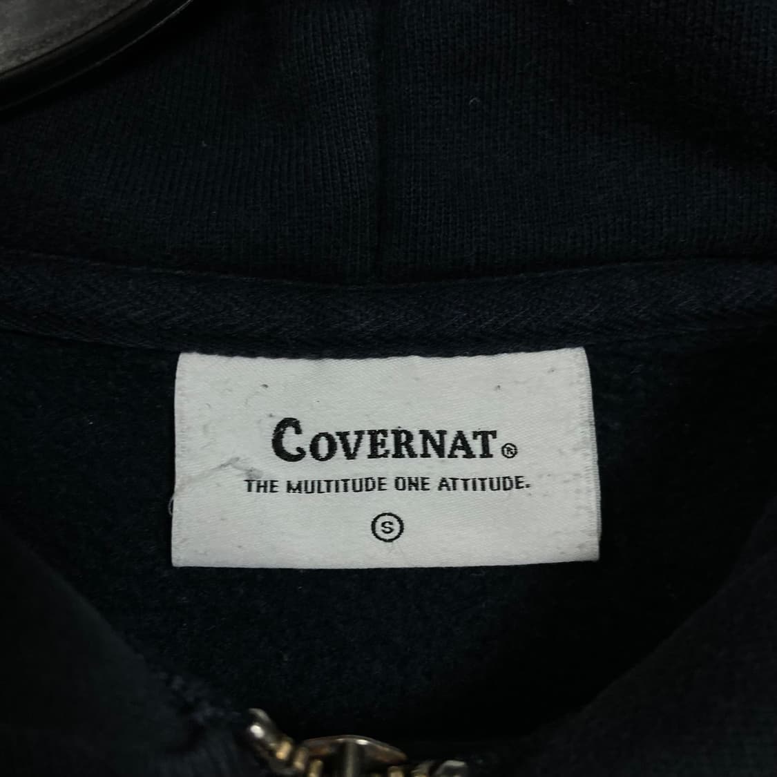 커버낫 스몰 로고 블랙 후드 집업 상품이미지3