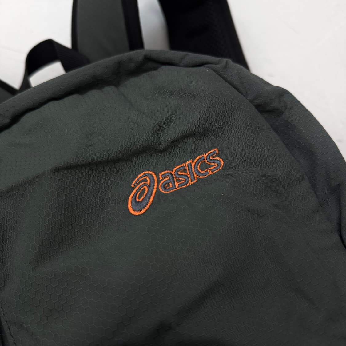 아식스 00s 고프코어 카키 테크니컬 백팩 상품이미지4