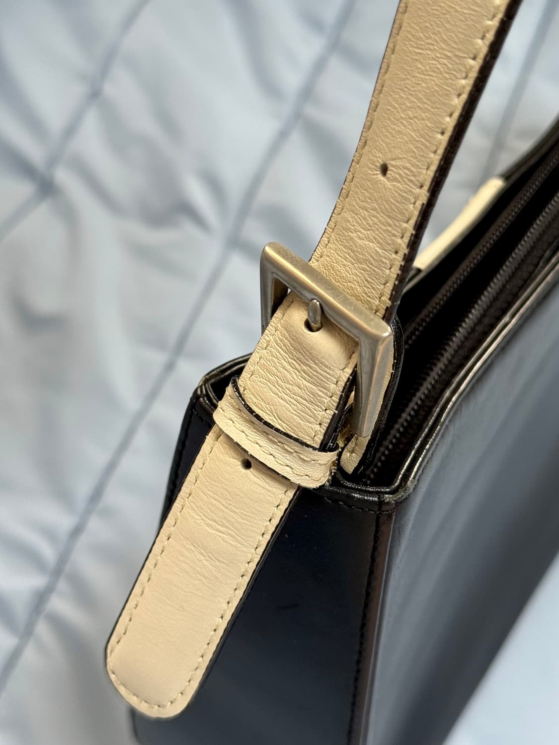 프라다 숄더백 빈티지 90s 00s 블랙 크림 아카이브 가죽 레더 호보백 상품이미지7