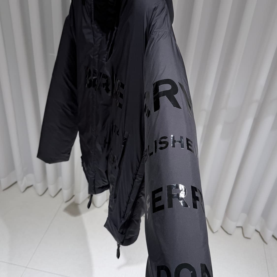 (A+/M) / 버버리 호스페리 프린트 후드 패딩 자켓 블랙 상품이미지5